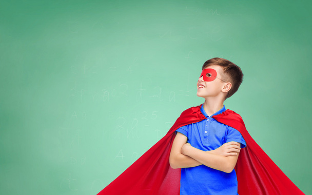çocuk kırmızı süper kahraman pelerin ve maske - Fotoğraf, Görsel