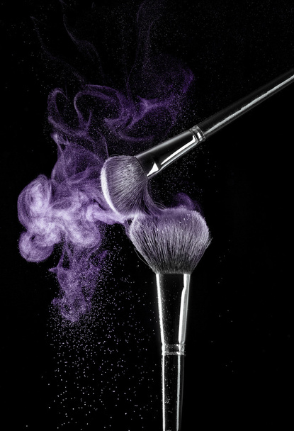 makeup brushes with powder - 写真・画像