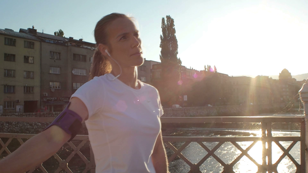 woman jogging on fresh summer - Filmagem, Vídeo
