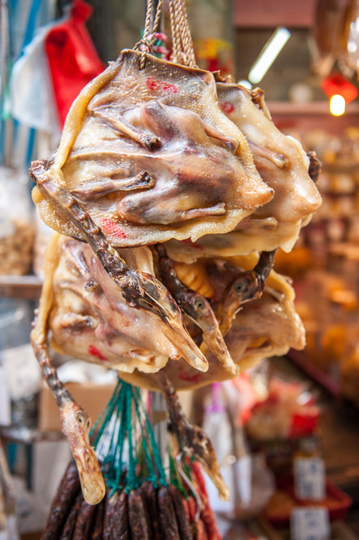 Afgevlakt eenden opknoping op markt in China - Foto, afbeelding