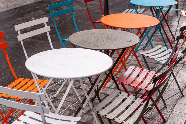 Café mesas e cadeiras do lado de fora no dia chuvoso
 - Foto, Imagem