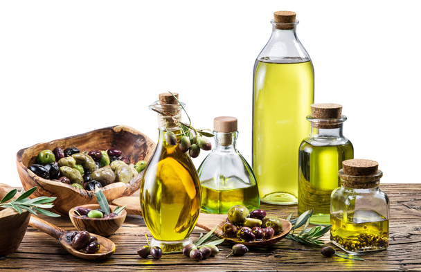 Huile d'olive et baies sur la table en bois
. - Photo, image