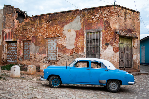 автомобіль на вулиці Тринідад, Куба - Fotó, kép