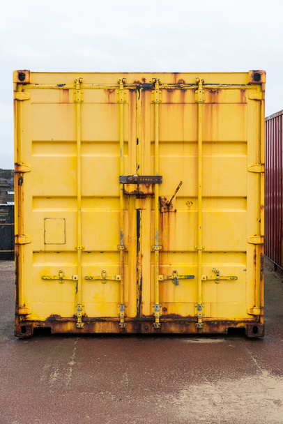 Κίτρινο χρωματισμένο ναυτιλία εμπορευματοκιβωτίων από κοντά - Φωτογραφία, εικόνα