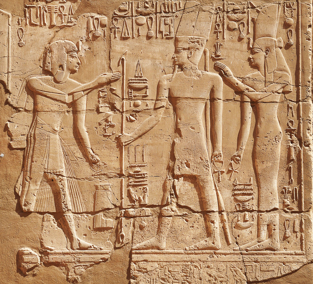 ο Θεός και pharaon στον τοίχο του Ναό Εντφού, Αίγυπτος - Φωτογραφία, εικόνα