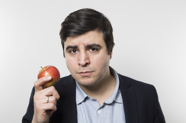 студийный кадр счастливого человека, поедающего яблоко
 - Фото, изображение