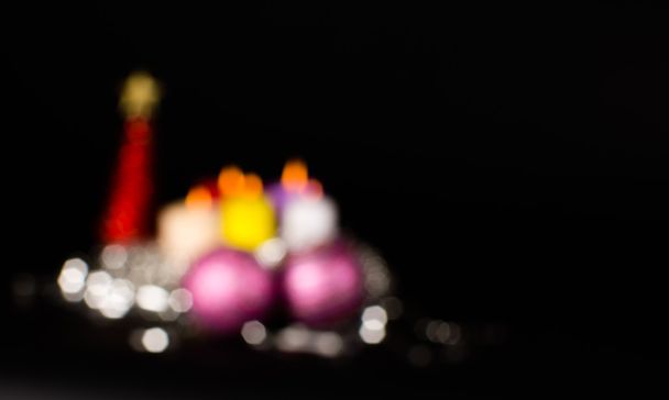 Foto de foco borroso de la tarjeta de felicitación de Navidad hecha de latas de oro
 - Foto, Imagen
