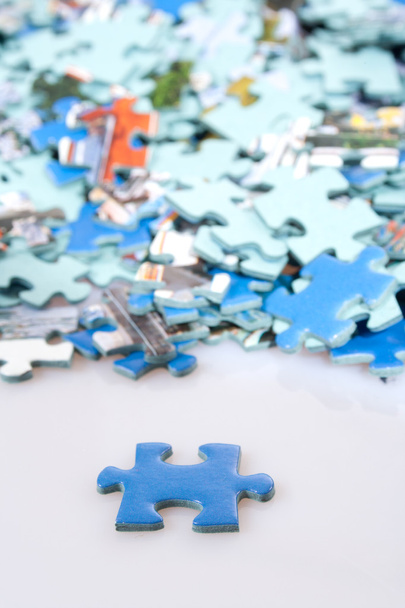 Pieces of puzzle spilled on table - Foto, Imagen