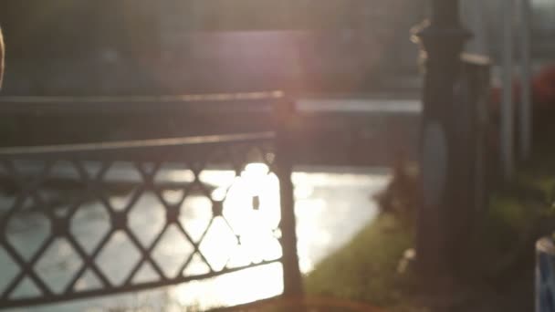 πορτρέτο του όμορφου δρομέα το πρωί - Πλάνα, βίντεο
