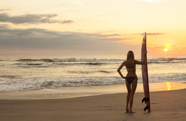 Γυναίκα μπικίνι Surfer & Sunset Beach σανίδα του σερφ - Φωτογραφία, εικόνα