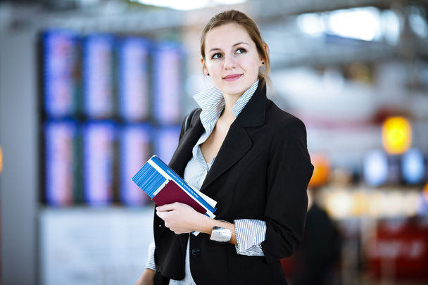 Pretty young female passenger at the airport - Foto, imagen