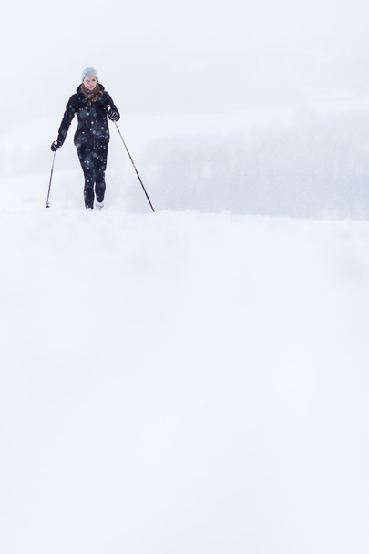 Young woman cross-country skiing on a snowy winter day - Foto, Imagem