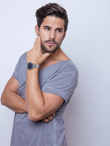 handsome young man posing in casual clothes - Φωτογραφία, εικόνα