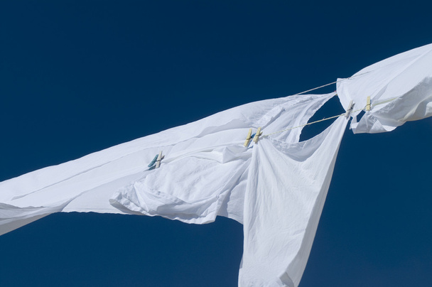 Fresh washed white towels drying on the wind - Φωτογραφία, εικόνα
