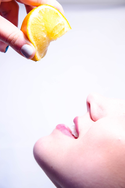 portrét mladé šťastná usmívající se žena s citronem - Fotografie, Obrázek