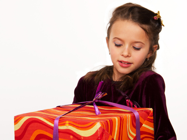 Little girl with a big gift - Valokuva, kuva