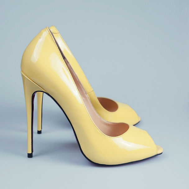 Chaussures de pompe à bout ouvert jaune à talons hauts
 - Photo, image