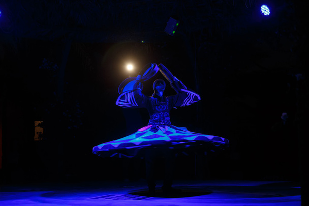 Sufi dancer spins - Foto, immagini