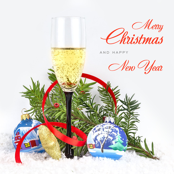 クリスマスの木のおもちゃ、シャンパン、白背景に雪の結晶 - 写真・画像
