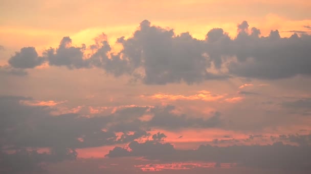 schöne kochende bunte Kumuluswolken, die sich bei Sonnenuntergang bewegen - Filmmaterial, Video