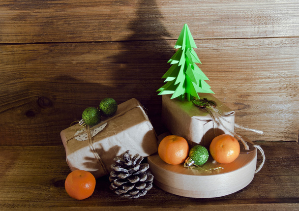 Regalos de Navidad y juguetes en el fondo de madera
 - Foto, Imagen