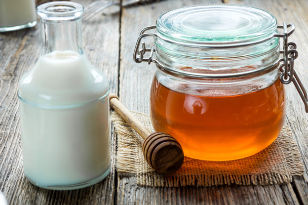 Honey in glass jar - Foto, immagini