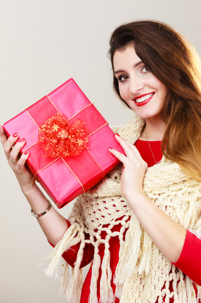 Woman holding gift box. - Foto, Bild