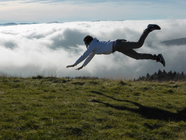 Человек пытается летать
 - Фото, изображение