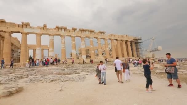 ATHENS, GREECE - August, 2015: Tourists on a sightseeing tour. Tourist pov, person goes sightseeing around ruins of ancient building, tourism - Materiał filmowy, wideo