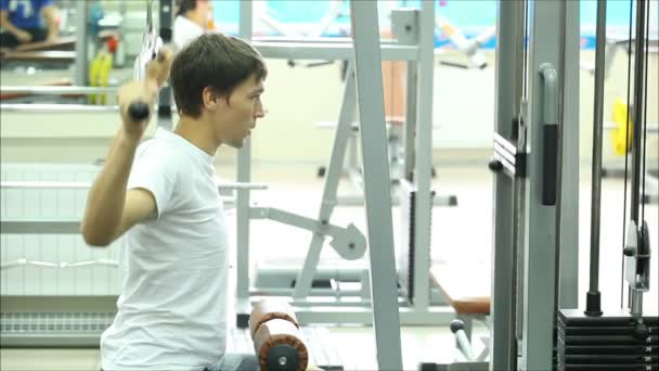 Young guy in the gym - Materiaali, video