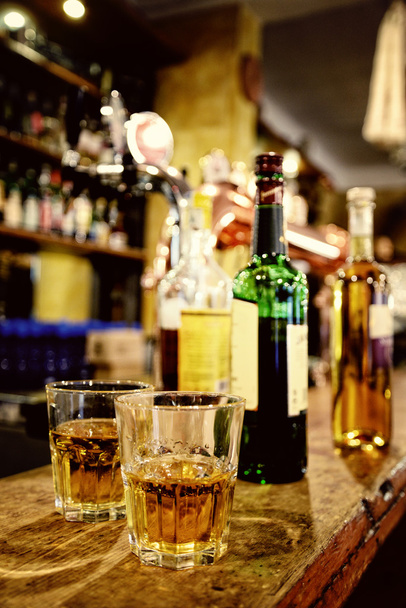 üveg wisky a régi pub - Fotó, kép