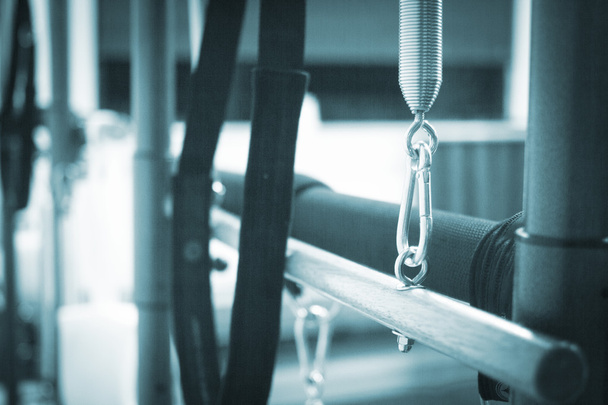 Pilates exercice gymnase machine dans le club de santé
 - Photo, image