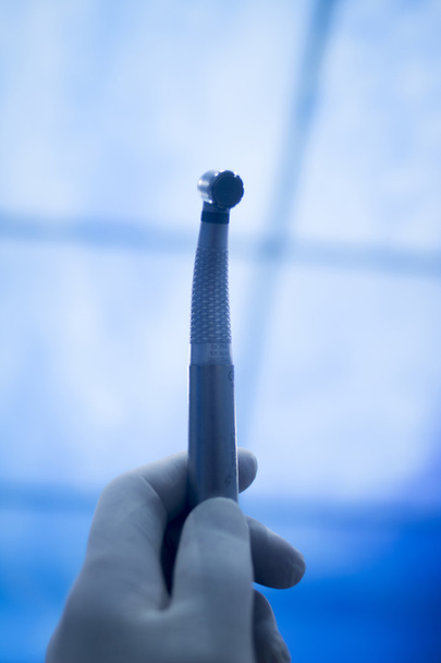 Hammaslääkärin poranpuhdistustyökalu klinikalla
 - Valokuva, kuva