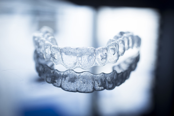 Niewiem zębów dentystycznych nawiasach korekcyjnych szelki uchwyty - Zdjęcie, obraz