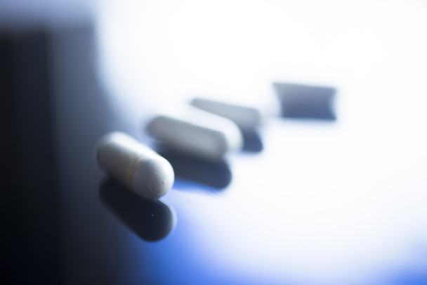 Multi vitamin tabletták egészségügyi étrend-kiegészítők - Fotó, kép