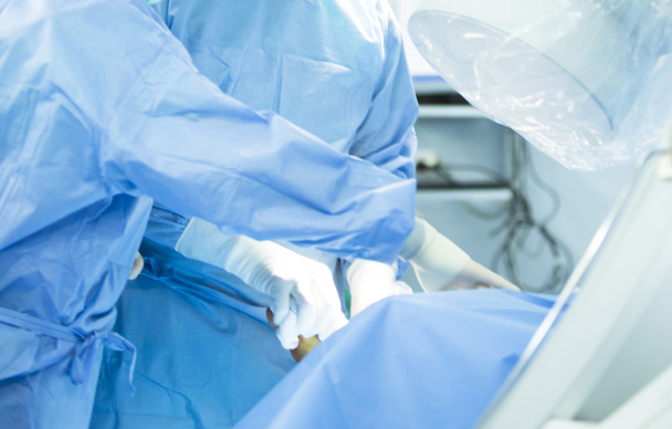 Operazione chirurgica in sala operatoria
 - Foto, immagini