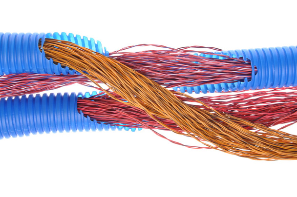 Kabel und Wellkabelmantelrohre für Elektro-, Computer- und Telefonkabel - Foto, Bild