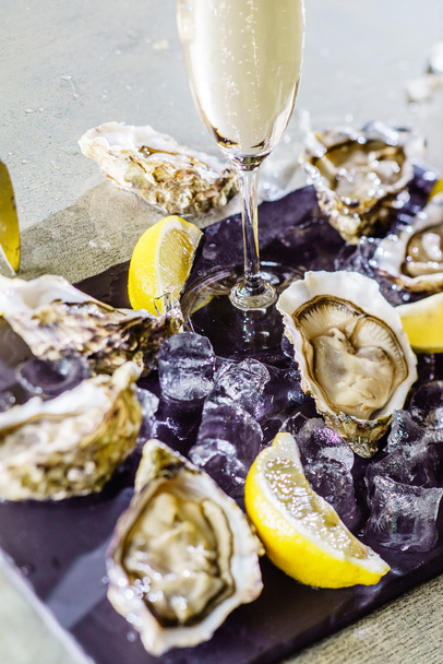 Oysters  with lemon and champagne - Valokuva, kuva