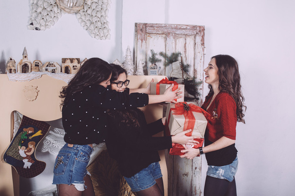 Beautiful girl exchange gifts for the new year - Foto, imagen