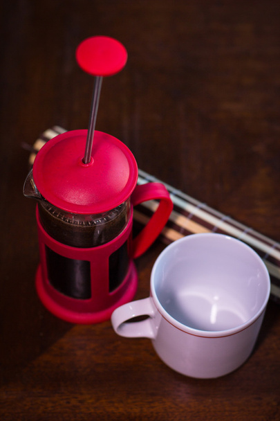 Koffie plunjer en cup - Foto, afbeelding