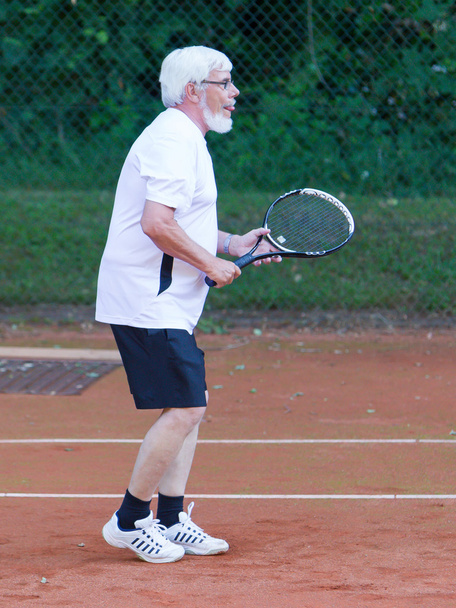 Старший играет в теннис
 - Фото, изображение
