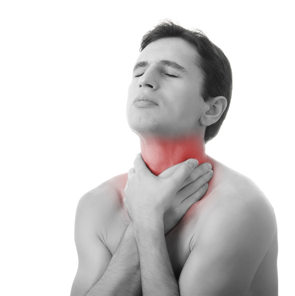 νέος άνθρωπος που κρατά το λαιμό του στον πόνο, που απομονώνονται σε λευκό φόντο - Φωτογραφία, εικόνα