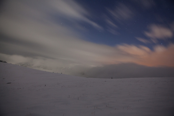 Noc nad zimowe góry krajobraz. Podkarpacie, Ukraina - Zdjęcie, obraz