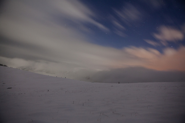 Yö yli talvivuorten maisema. Karpaatti, Ukraina
 - Valokuva, kuva