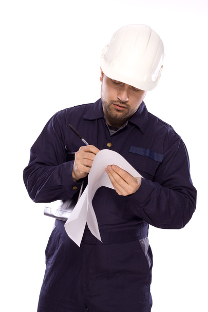 Retrato de un constructor con casco blanco sobre fondo blanco
 - Foto, imagen