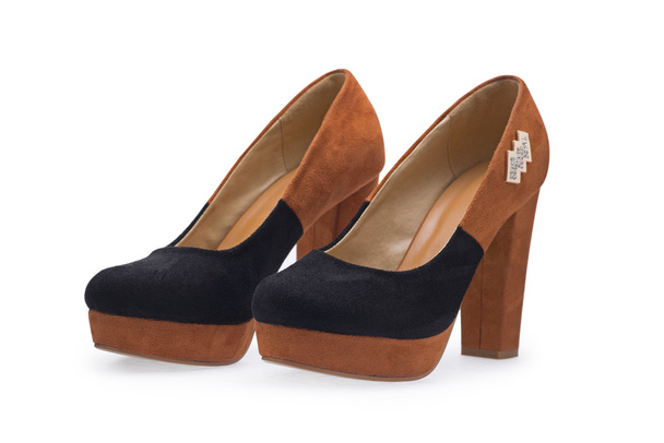 Un par de zapatos de mujer stilettos marrones con un cinturón decorativo
 - Foto, imagen
