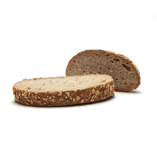 Beyaz arkaplanda tam buğday ekmeği - Fotoğraf, Görsel