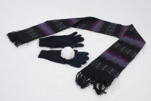Bufanda y guantes en la nieve
 - Foto, imagen
