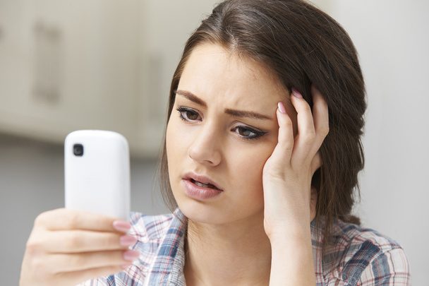 Teenage Girl Victim Of Bullying By Text Message - Foto, afbeelding