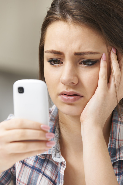 Teenage Girl Victim Of Bullying By Text Message - Zdjęcie, obraz